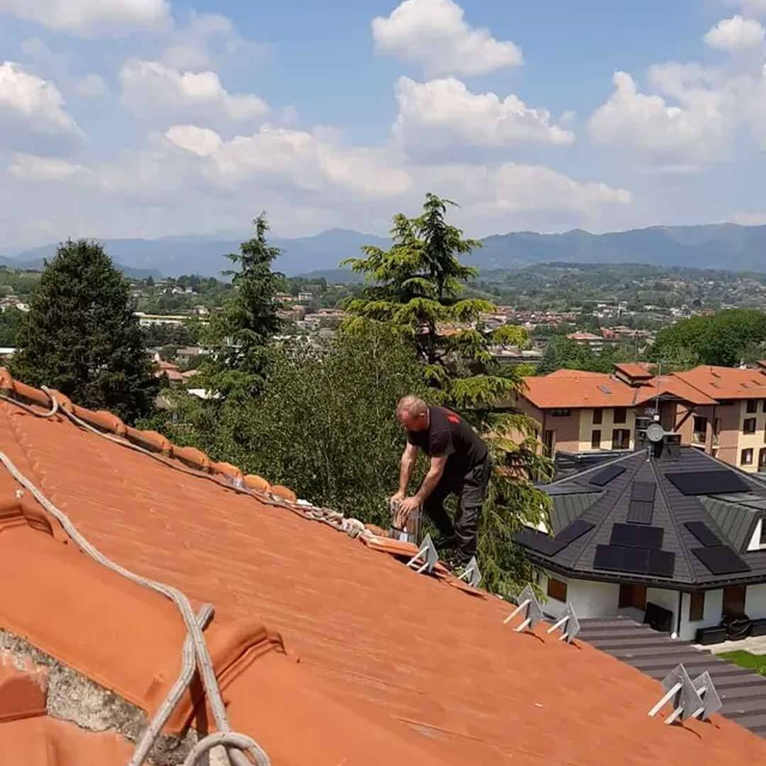 spazzacamino-capra-marco-cant&ugrave;-lavoro-tetto-installazione-fumaria