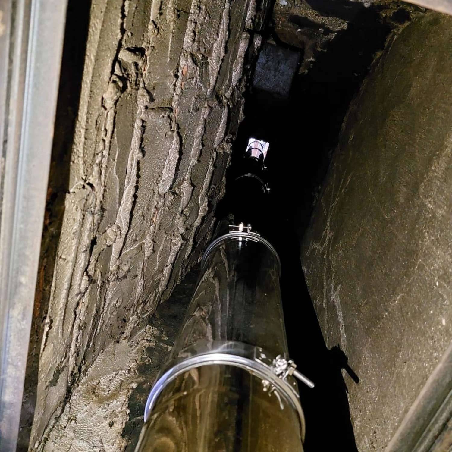 spazzacamino-capra-marco-cantù-installazione-comignolo-antivento-tetto-4
